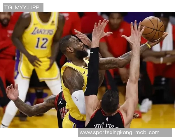 詹姆斯防守态度敷衍对湖人造成伤害球迷感到痛苦与失望 詹姆斯防守态度敷衍对湖人造成伤害球迷感到痛苦与失望