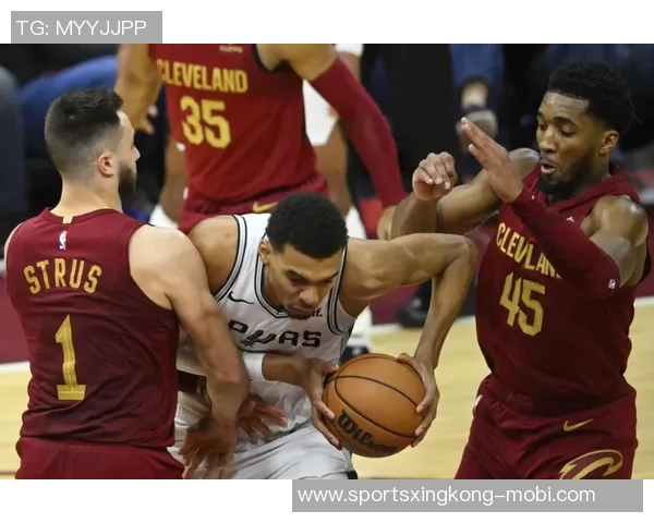 马刺与骑士首发阵容对决文班亚马领衔巴恩斯瓦塞尔卡斯尔福克斯共襄盛举